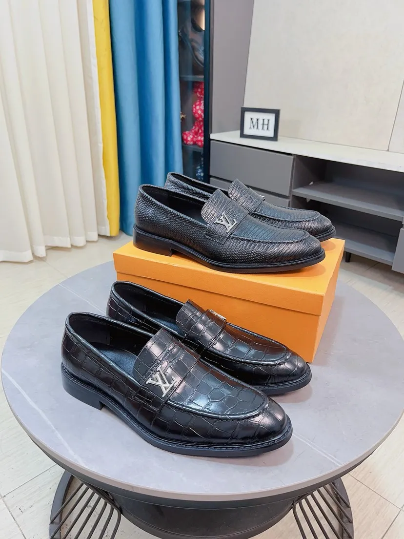 Men's shoes💰438🌹🌹【Louis Vuitton] LV official website synchronizes casual formal leather shoes, imported Italian first-layer calfskin, the leather feels natural and comfortable, and the flowing shoe body design embodies an extraordinary superior wearing experience. Smooth and tight hand-stitched seams achieve extraordinary noble taste. The lining is made of cowhide, which is high-end, comfortable and breathable, telling the man's high-spirited heart. Number of items in stock: 38-44 45 can be customized.